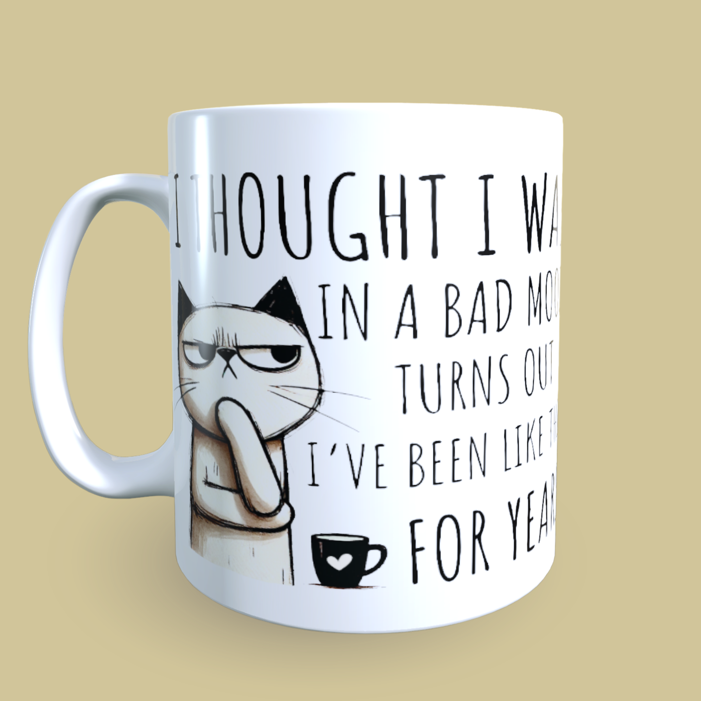 Cană ceramică personalizată „Credeam că sunt doar într-o pasă proastă dar se pare că așa sunt de ani de zile” – 330 ml, albă