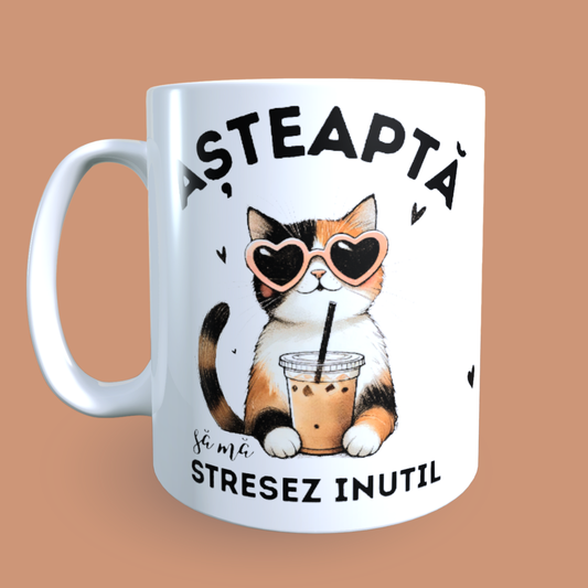 Cană ceramică personalizată „Așteaptă, să mă stresez inutil” – 330 ml, albă