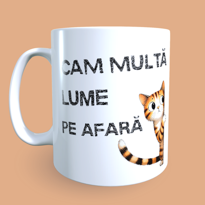 Cană ceramică personalizată „Cam multă lume pe afară” – 330 ml, albă