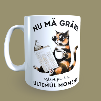 Cană ceramică personalizată „Nu mă grăbi, aștept până în ultimul moment” – 330 ml, albă