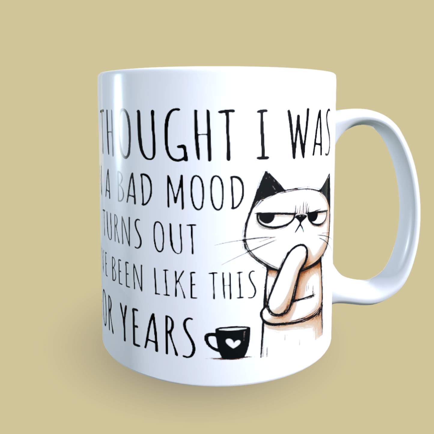 Cană ceramică personalizată „Credeam că sunt doar într-o pasă proastă dar se pare că așa sunt de ani de zile” – 330 ml, albă