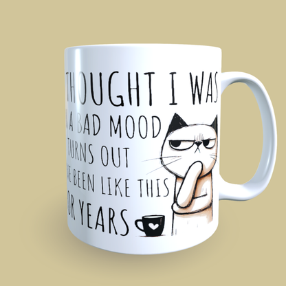 Cană ceramică personalizată „Credeam că sunt doar într-o pasă proastă dar se pare că așa sunt de ani de zile” – 330 ml, albă