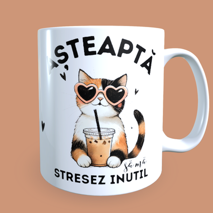 Cană ceramică personalizată „Așteaptă, să mă stresez inutil” – 330 ml, albă