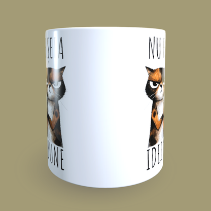 Cană ceramică personalizată „Nu fac pe șefa, doar am idei mai bune” – 330 ml, albă