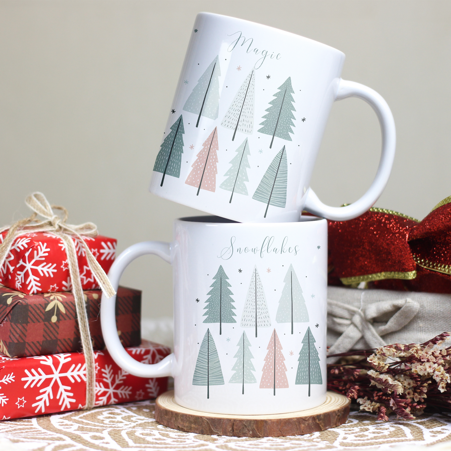 Cană ceramică personalizată „Snowflakes, Christmas Trees, Magic” – 330 ml, albă