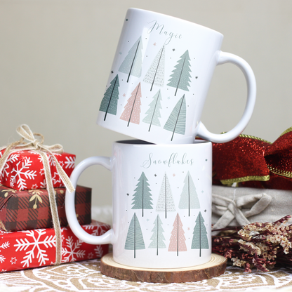 Cană ceramică personalizată „Snowflakes, Christmas Trees, Magic” – 330 ml, albă