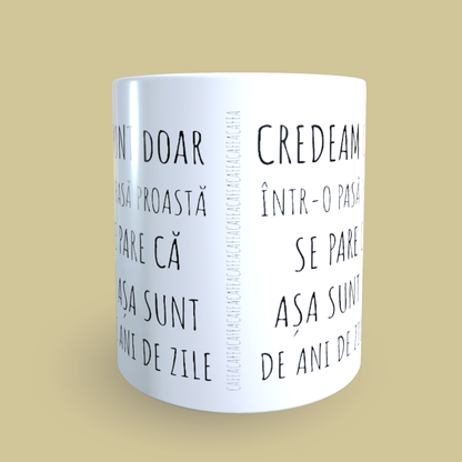 Cană ceramică personalizată „Credeam că sunt doar într-o pasă proastă dar se pare că așa sunt de ani de zile” – 330 ml, albă