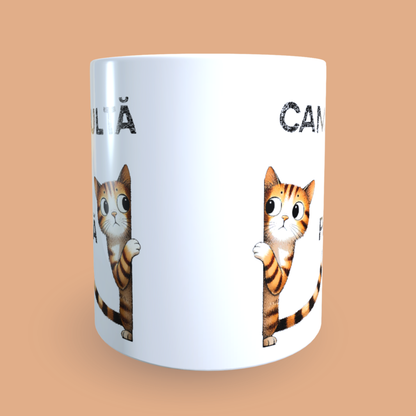 Cană ceramică personalizată „Cam multă lume pe afară” – 330 ml, albă