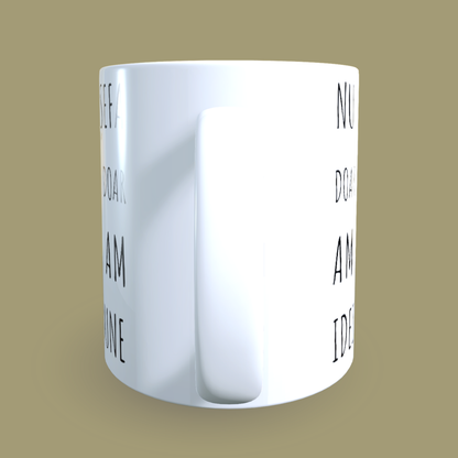 Cană ceramică personalizată „Nu fac pe șefa, doar am idei mai bune” – 330 ml, albă