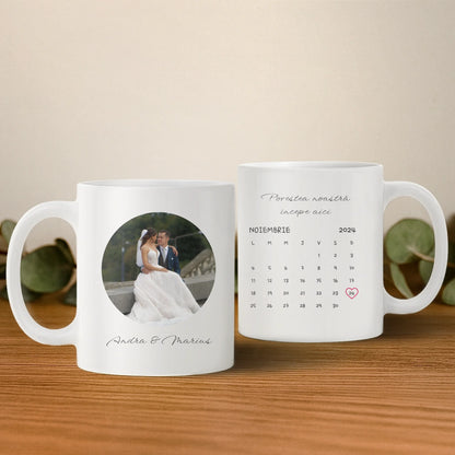 Cană personalizată cu calendar și fotografie – Povestea noastră începe aici