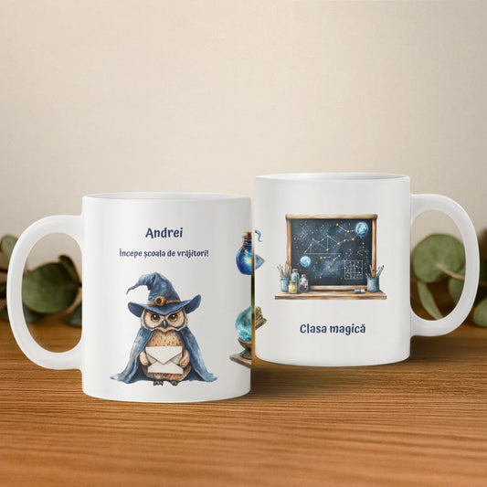 Cană personalizată – Școala de vrăjitori (bufniță, elemente magice, nume și mesaj)