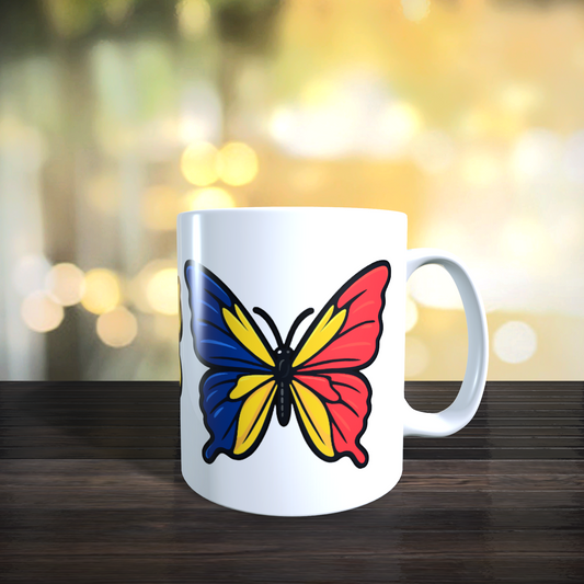 Cană personalizată „Zbor românesc” – fluture tricolor și text România, 330 ml, albă