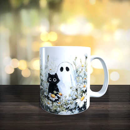 Cană ceramică personalizată „Fantomiță și pisică neagră printre margarete” – 330 ml, albă