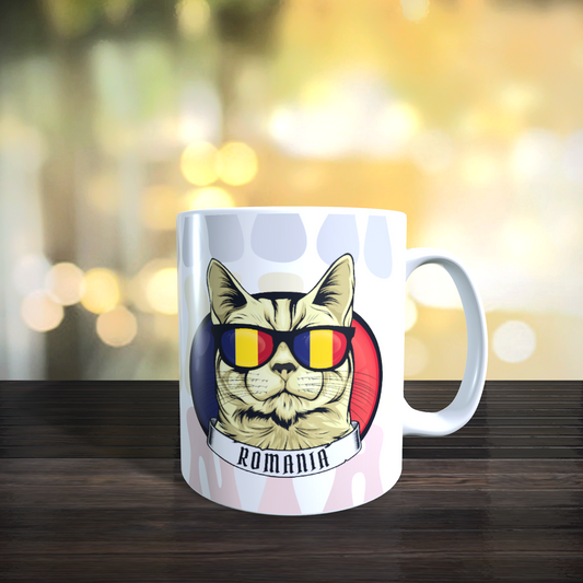 Cană personalizată „Pisică românească” – design tricolor cu ochelari și fundal colorat, 330 ml, albă