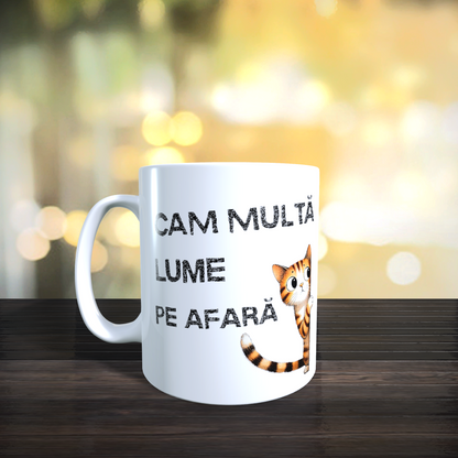 Cană ceramică personalizată „Cam multă lume pe afară” – 330 ml, albă