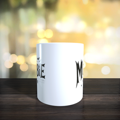 Cană ceramică personalizată „Mombie, ca o mamă normală înainte de cafea” – 330 ml, albă