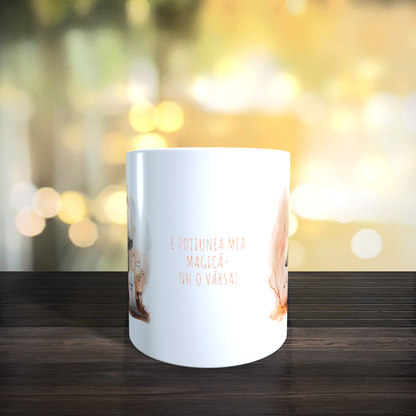 Cană ceramică personalizată „E poțiunea mea magică – nu o vărsa!” – 330 ml, albă, design fără fundal