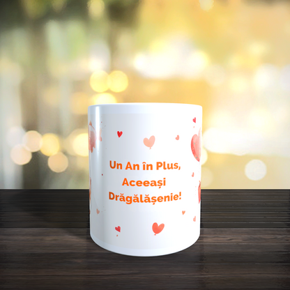 Cană ceramică personalizată aniversară cu pisicuță – „Un an în plus, aceeași drăgălășenie!” – 330 ml, albă