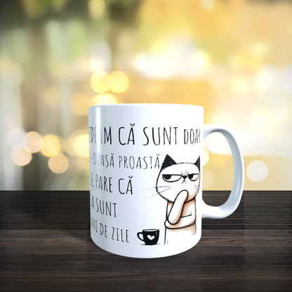 Cană ceramică personalizată „Credeam că sunt doar într-o pasă proastă dar se pare că așa sunt de ani de zile” – 330 ml, albă