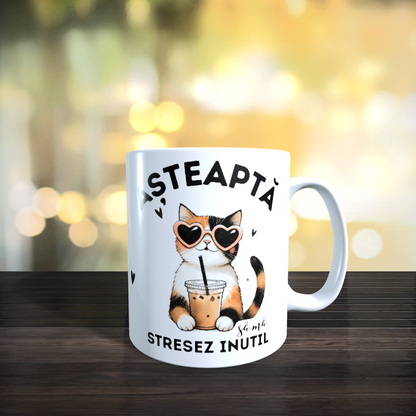 Cană ceramică personalizată „Așteaptă, să mă stresez inutil” – 330 ml, albă