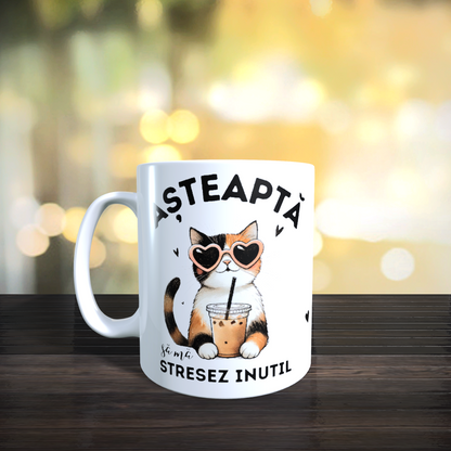 Cană ceramică personalizată „Așteaptă, să mă stresez inutil” – 330 ml, albă