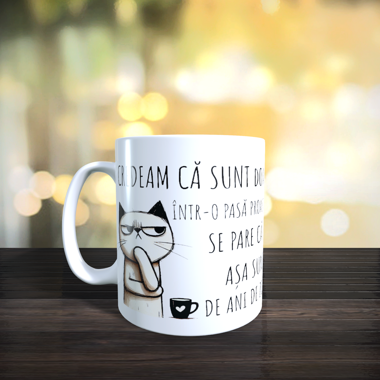 Cană ceramică personalizată „Credeam că sunt doar într-o pasă proastă dar se pare că așa sunt de ani de zile” – 330 ml, albă