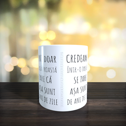 Cană ceramică personalizată „Credeam că sunt doar într-o pasă proastă dar se pare că așa sunt de ani de zile” – 330 ml, albă