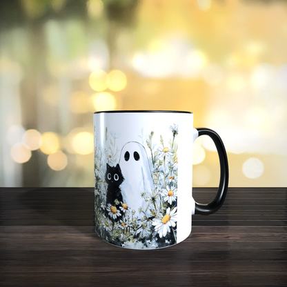 Cană ceramică personalizată „Fantomiță și pisică neagră printre margarete” – 330 ml, albă