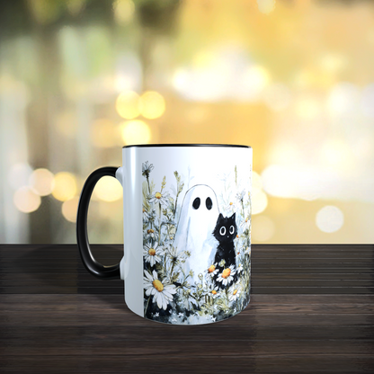 Cană ceramică personalizată „Fantomiță și pisică neagră printre margarete” – 330 ml, albă