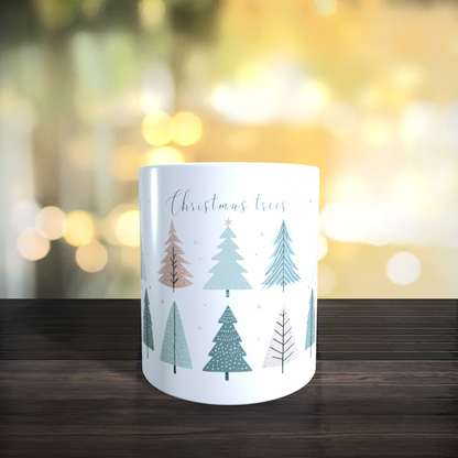 Cană ceramică personalizată „Snowflakes, Christmas Trees, Magic” – 330 ml, albă