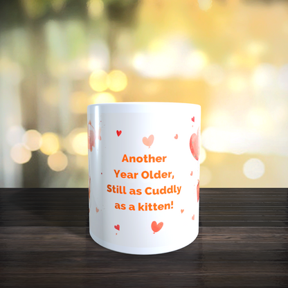 Cană ceramică personalizată aniversară cu pisicuță – „Un an în plus, aceeași drăgălășenie!” – 330 ml, albă