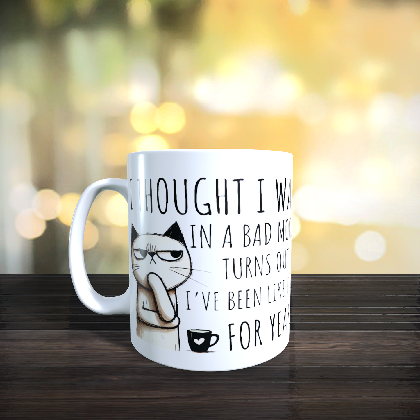 Cană ceramică personalizată „Credeam că sunt doar într-o pasă proastă dar se pare că așa sunt de ani de zile” – 330 ml, albă