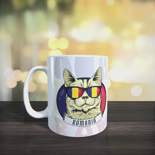 Cană personalizată „Pisică românească” – design tricolor cu ochelari și fundal colorat, 330 ml, albă