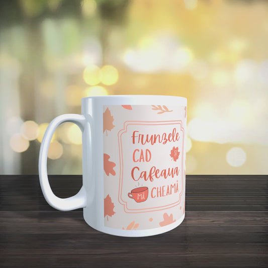 Cană ceramică personalizată „Frunzele cad și cafeaua mă cheamă” – 330 ml, albă