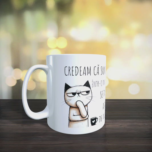 Cană ceramică personalizată „Credeam că sunt doar într-o pasă proastă dar se pare că așa sunt de ani de zile” – 330 ml, albă