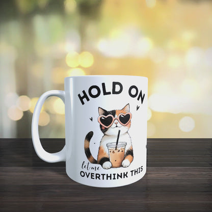 Cană ceramică personalizată „Așteaptă, să mă stresez inutil” – 330 ml, albă