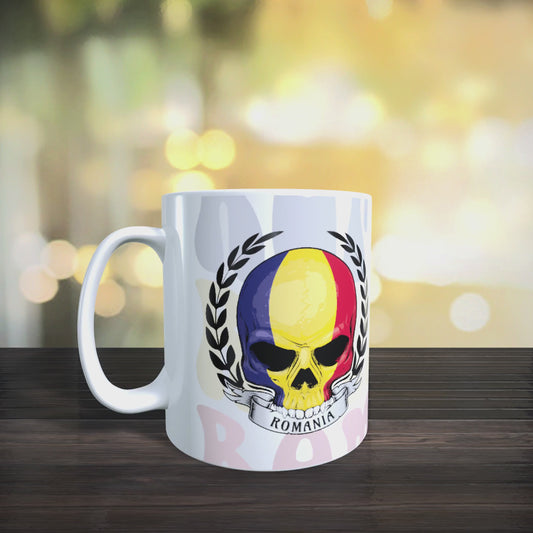 Cană personalizată „România fără frică” – design tricolor cu craniu și lauri, 330 ml, albă